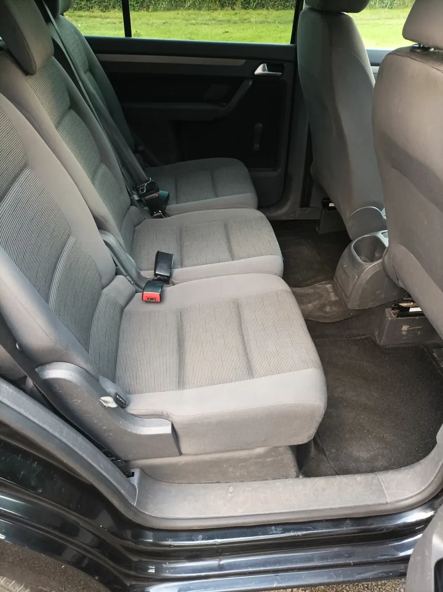 Volkswagen Touran 2010 - Image 2