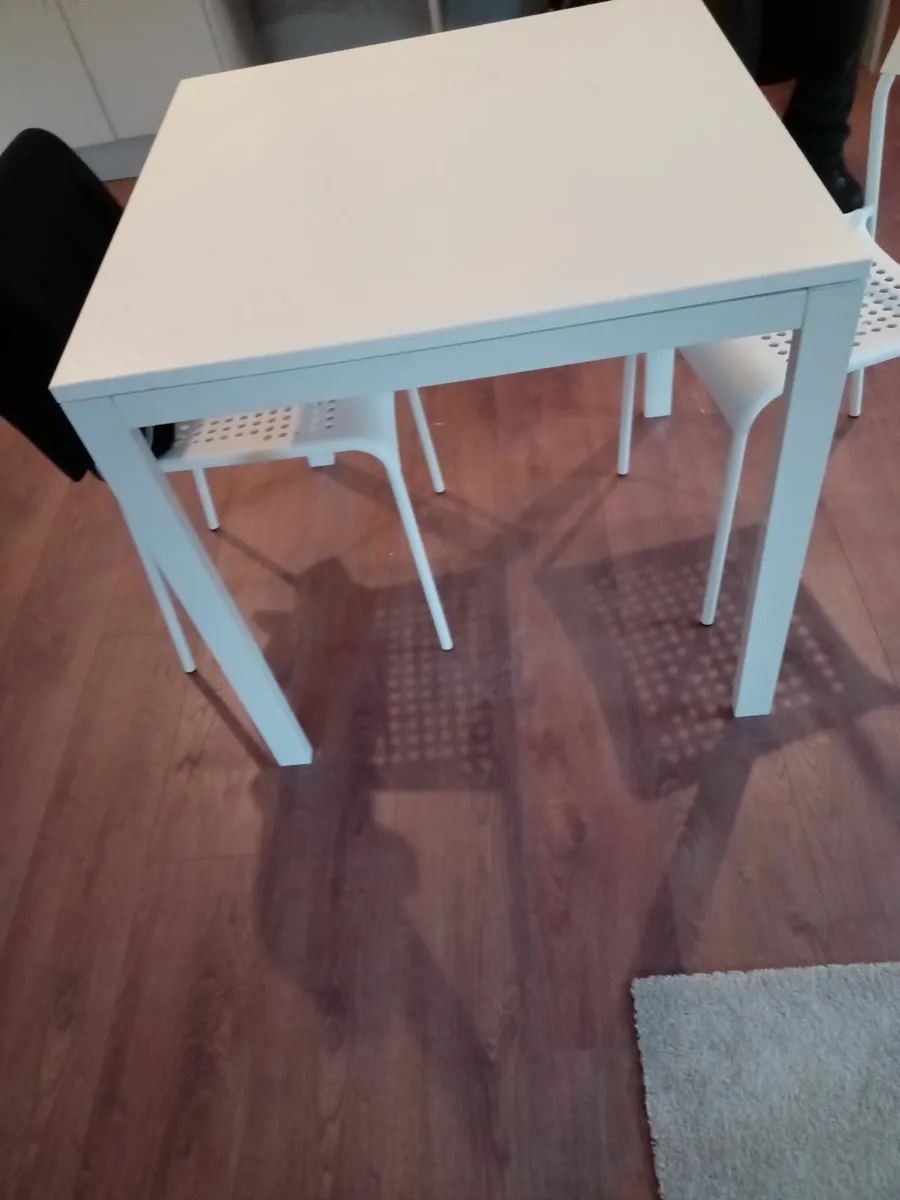 Table and 2chairs and acouch - Image 1