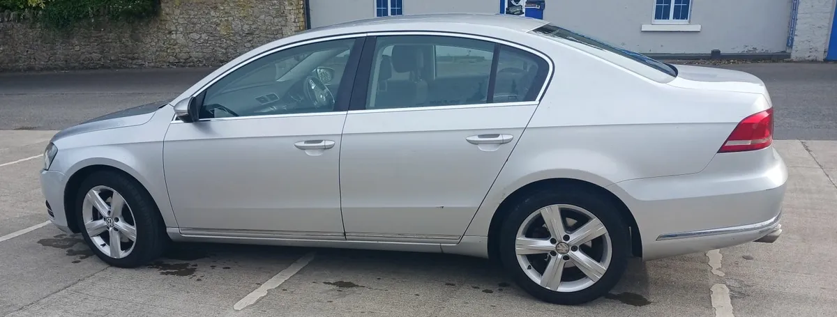 Volkswagen Passat 2011 - Image 2
