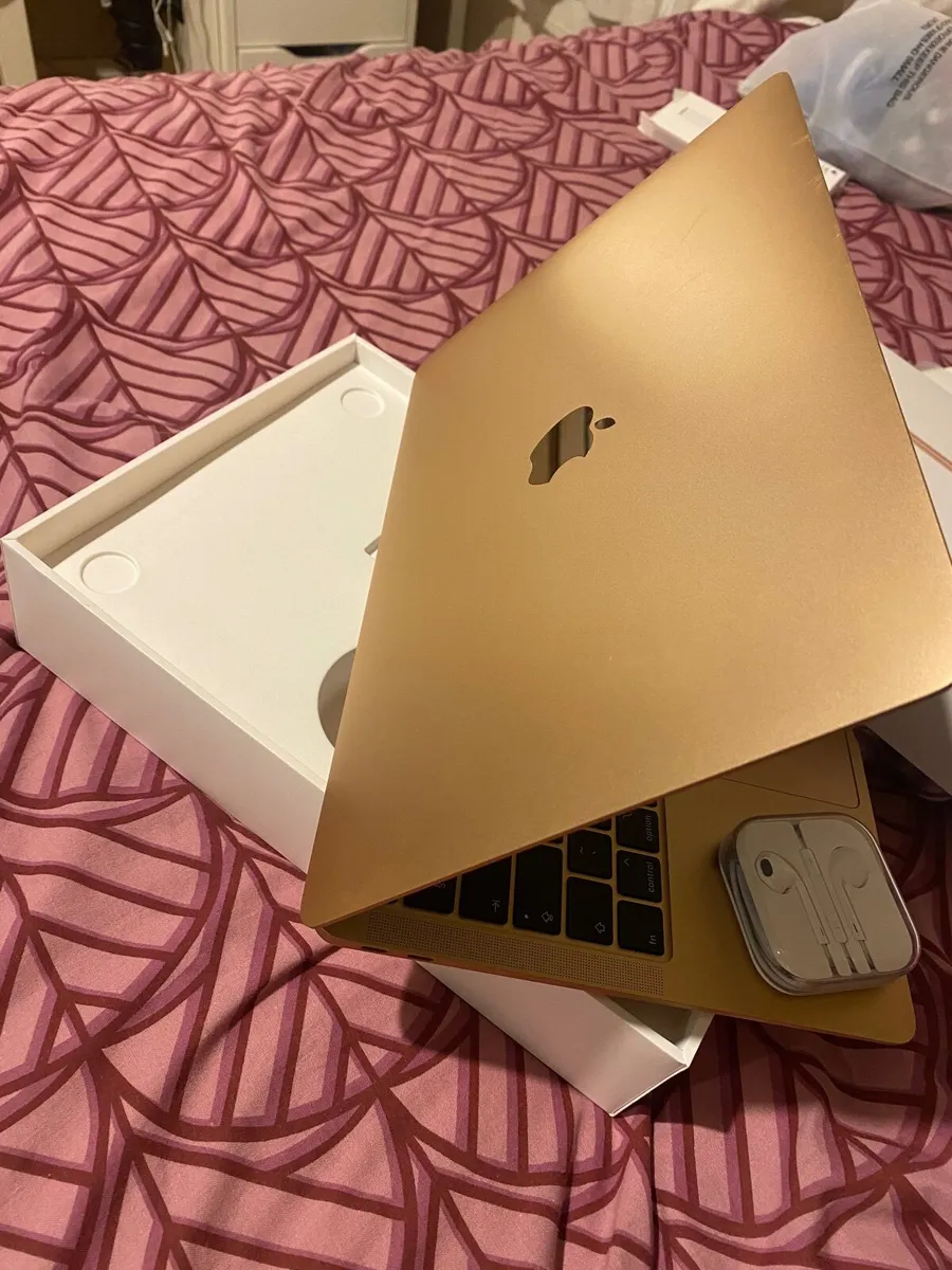MacBook Air 13.3  - 256GB Rose Gold - Image 1