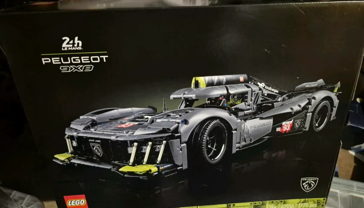 Lego Technic Peugeot 9X8 24H Le Mans - Image 1