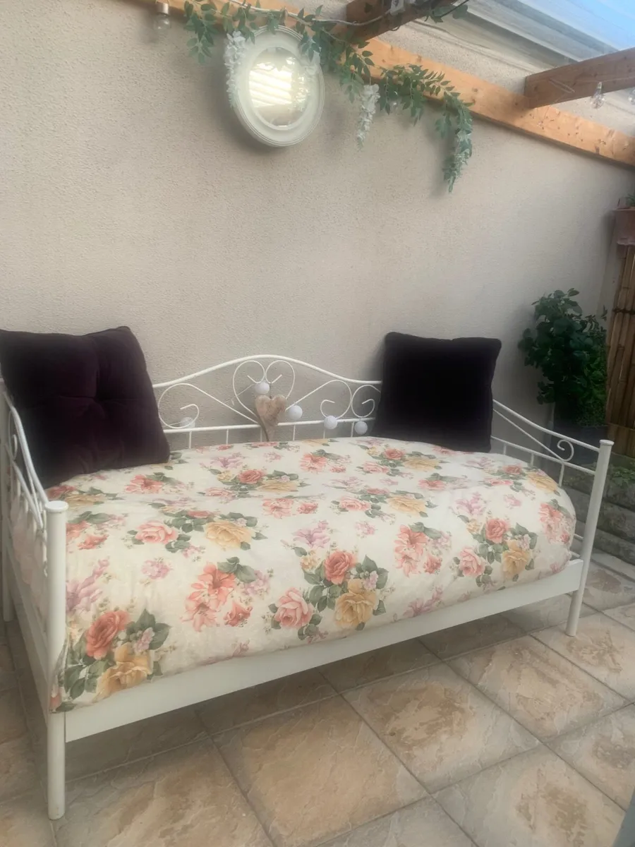 Day Bed - Image 1