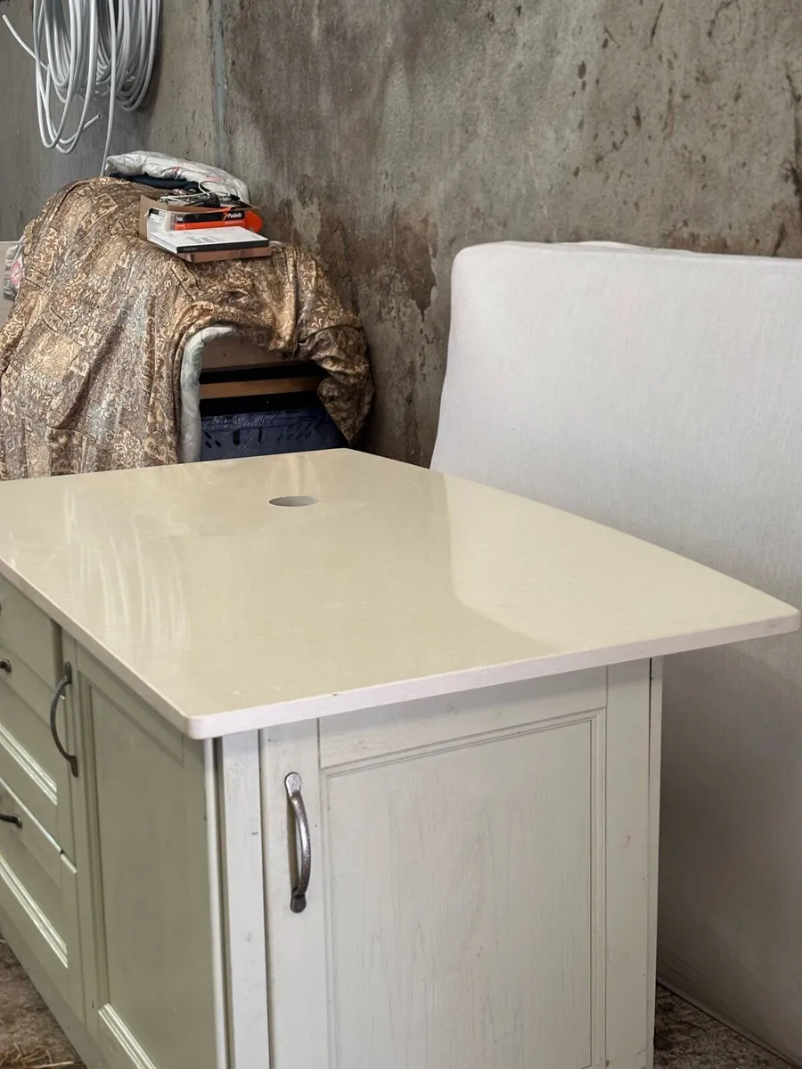 Kitchen island - Image 1