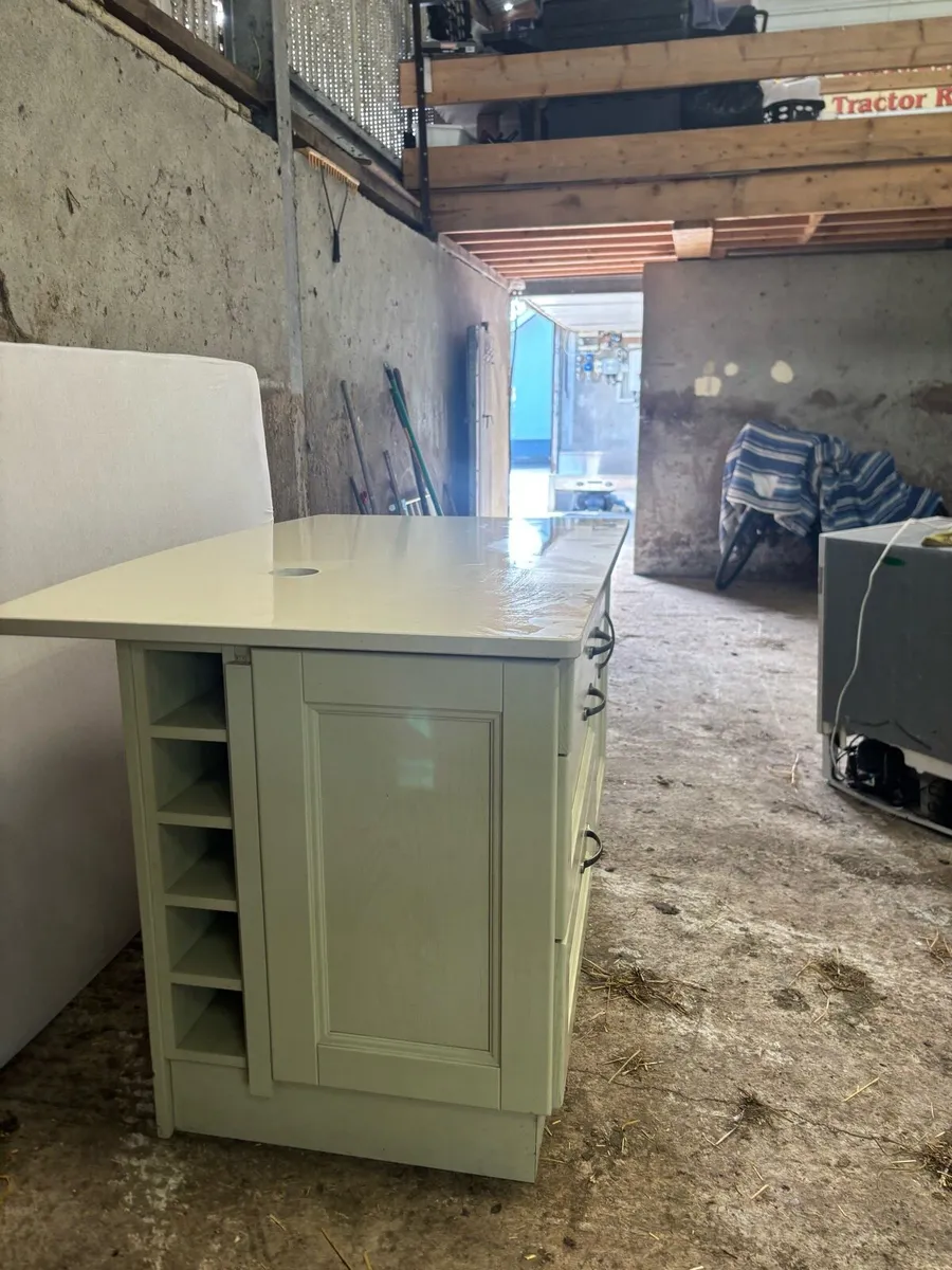 Kitchen island - Image 2
