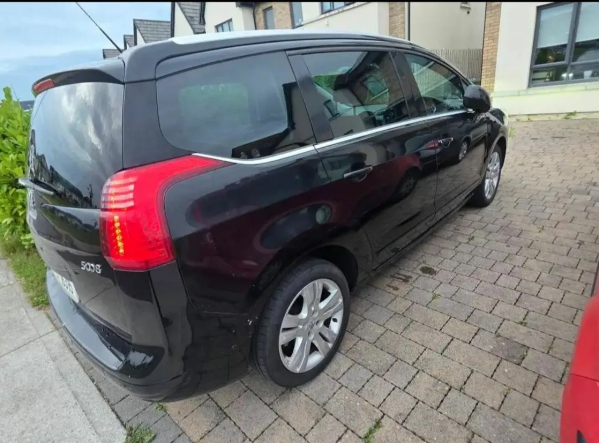 Peugeot 5008 2011 - Image 2