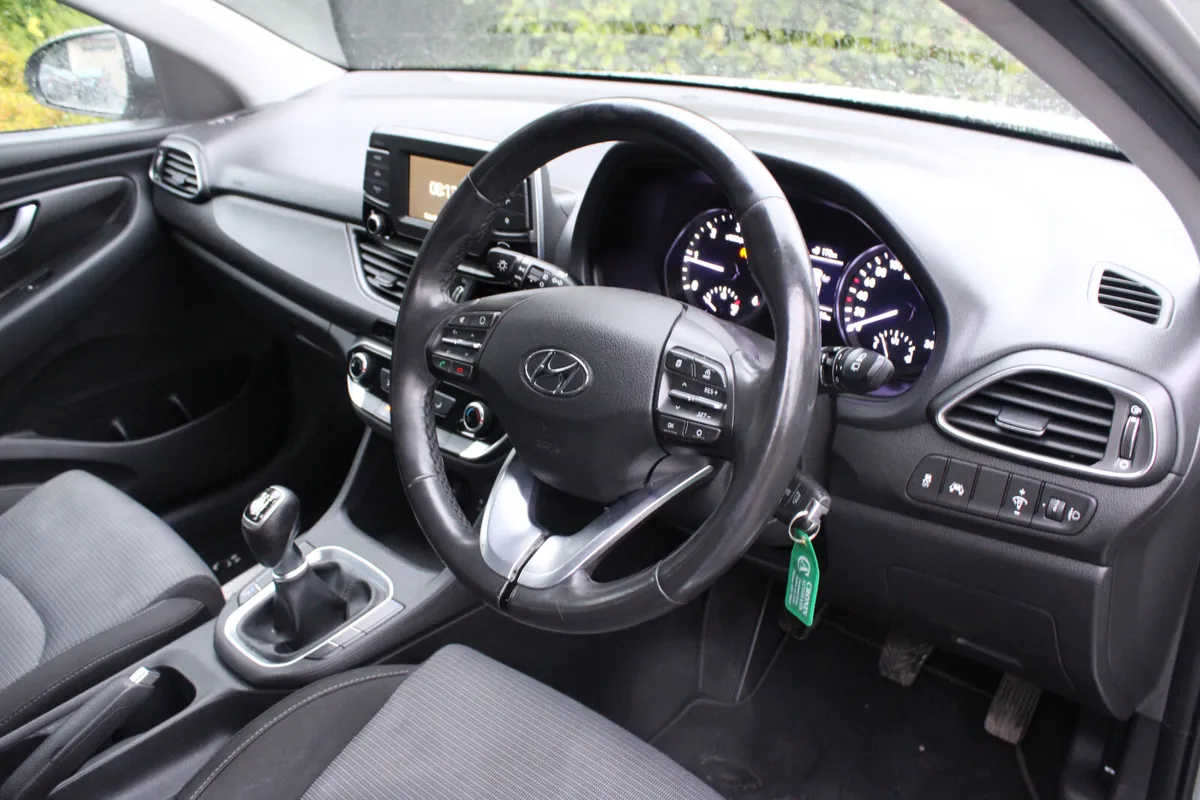 2017 HYUNDAI i30 DELUXE 1.6 CRDI 5dr. NEW MODEL - Image 4