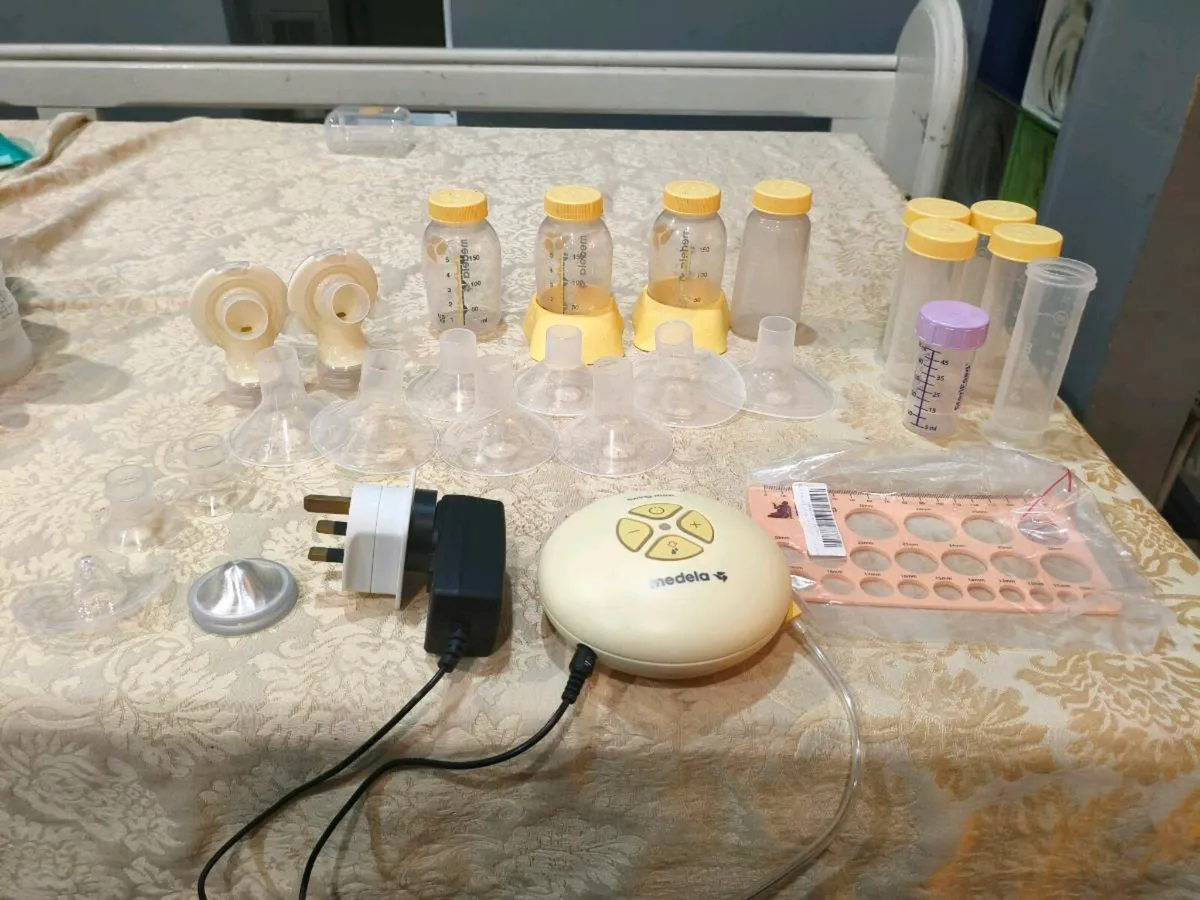 Medela Swing Maxi breast pump and attachments - Image 1