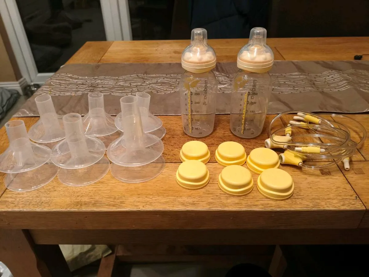 Medela Swing Maxi breast pump and attachments - Image 2