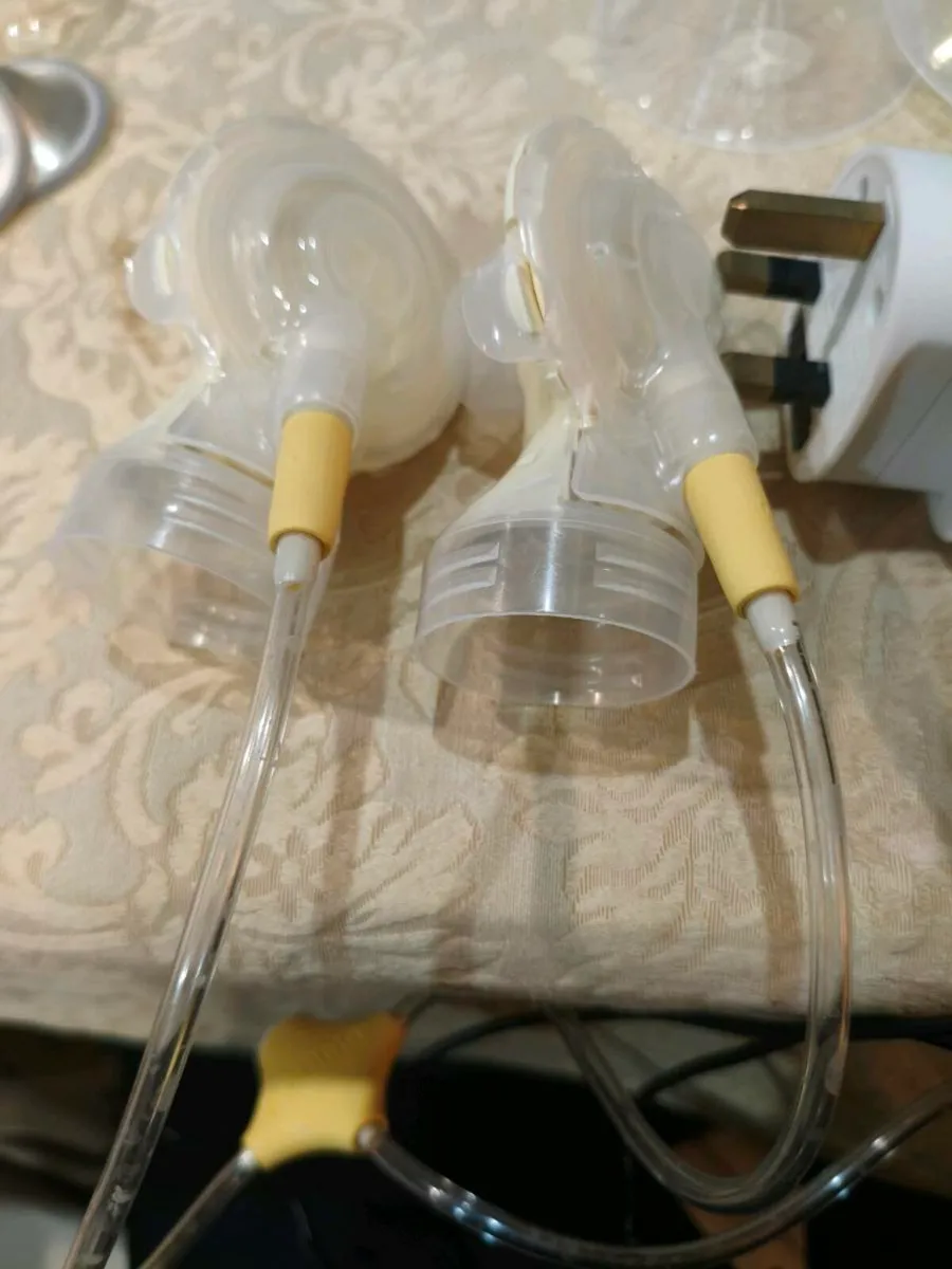 Medela Swing Maxi breast pump and attachments - Image 4