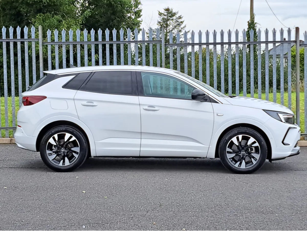 Opel Grandland ELEGANCE 1.6TURBO 225BHP **PLUG IN - Image 4