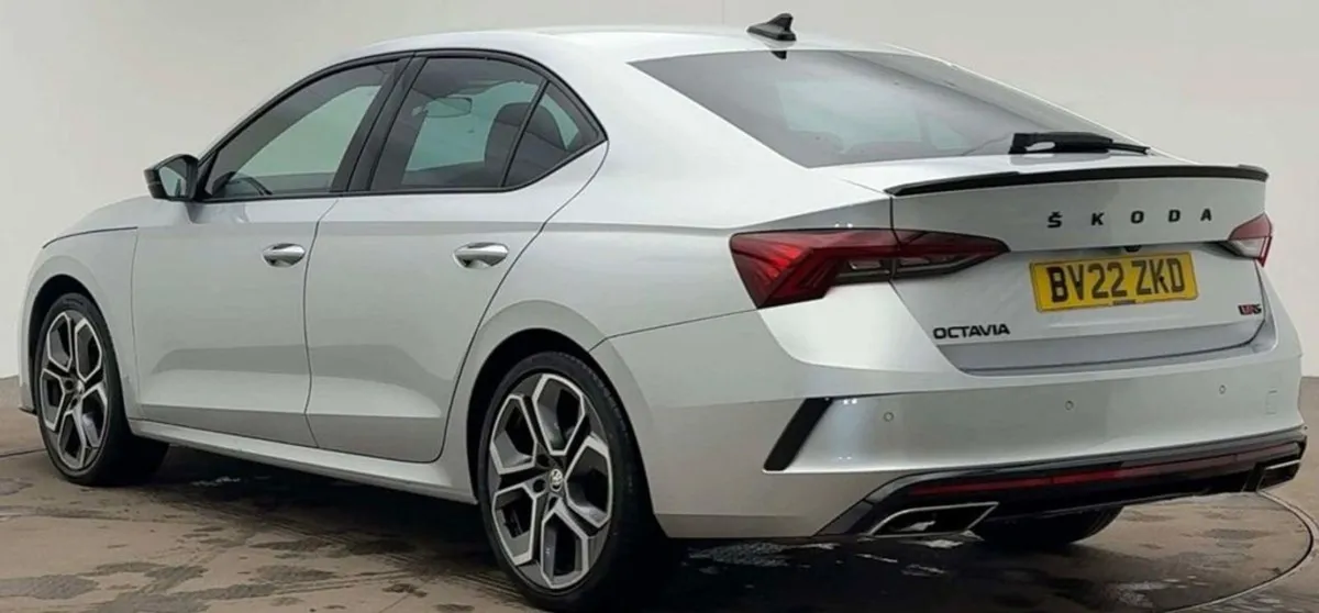 Skoda Octavia 2.0 TDI vRS Hatchback 5dr Diesel DS - Image 3