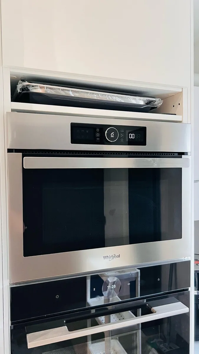 Whirlpool microwave like new - Image 1