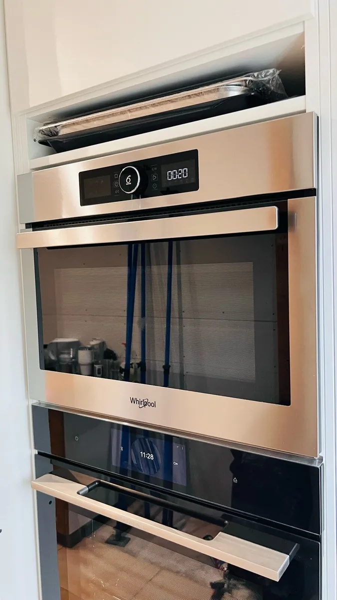 Whirlpool microwave like new - Image 2