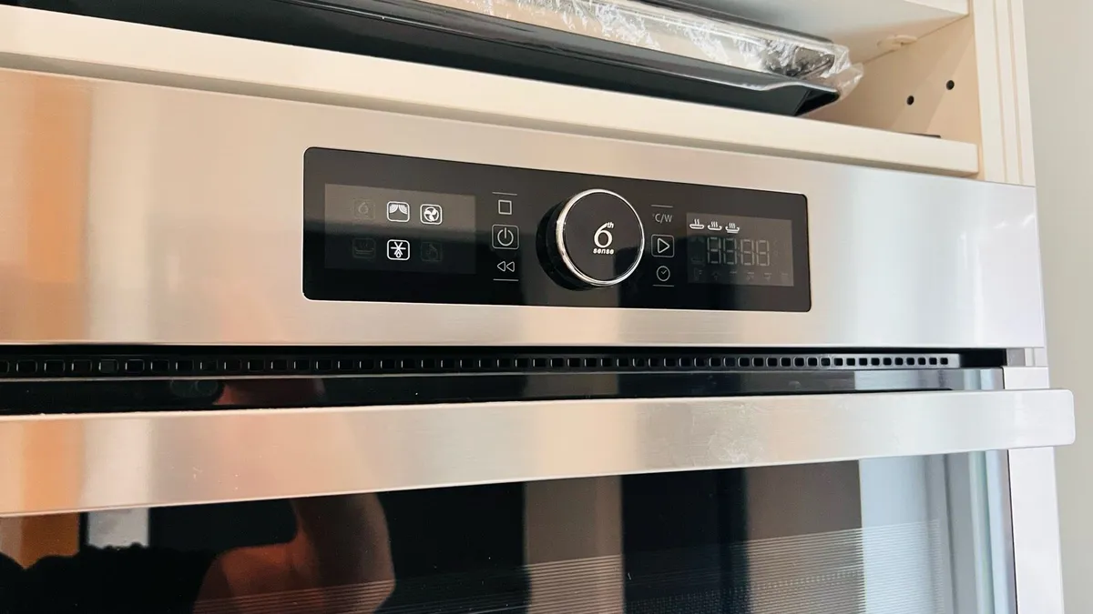 Whirlpool microwave like new - Image 3