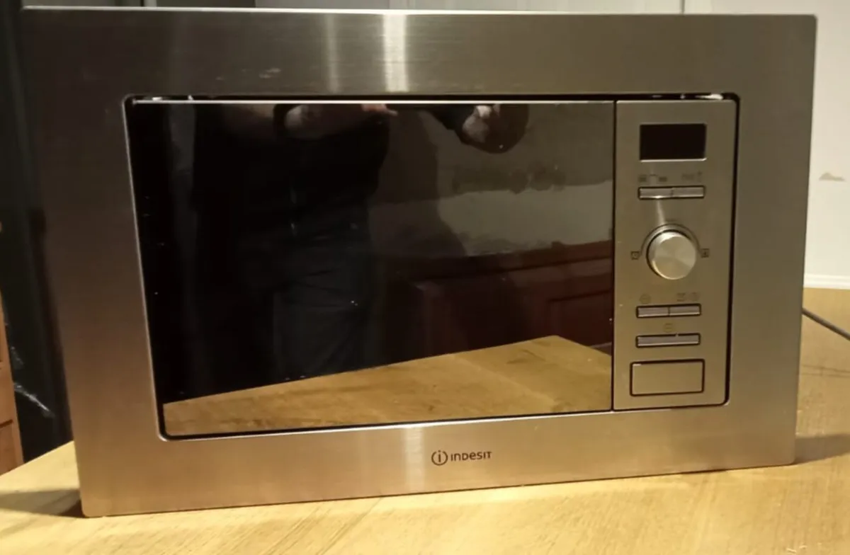 Indesit integrated microwave with grill - Image 1