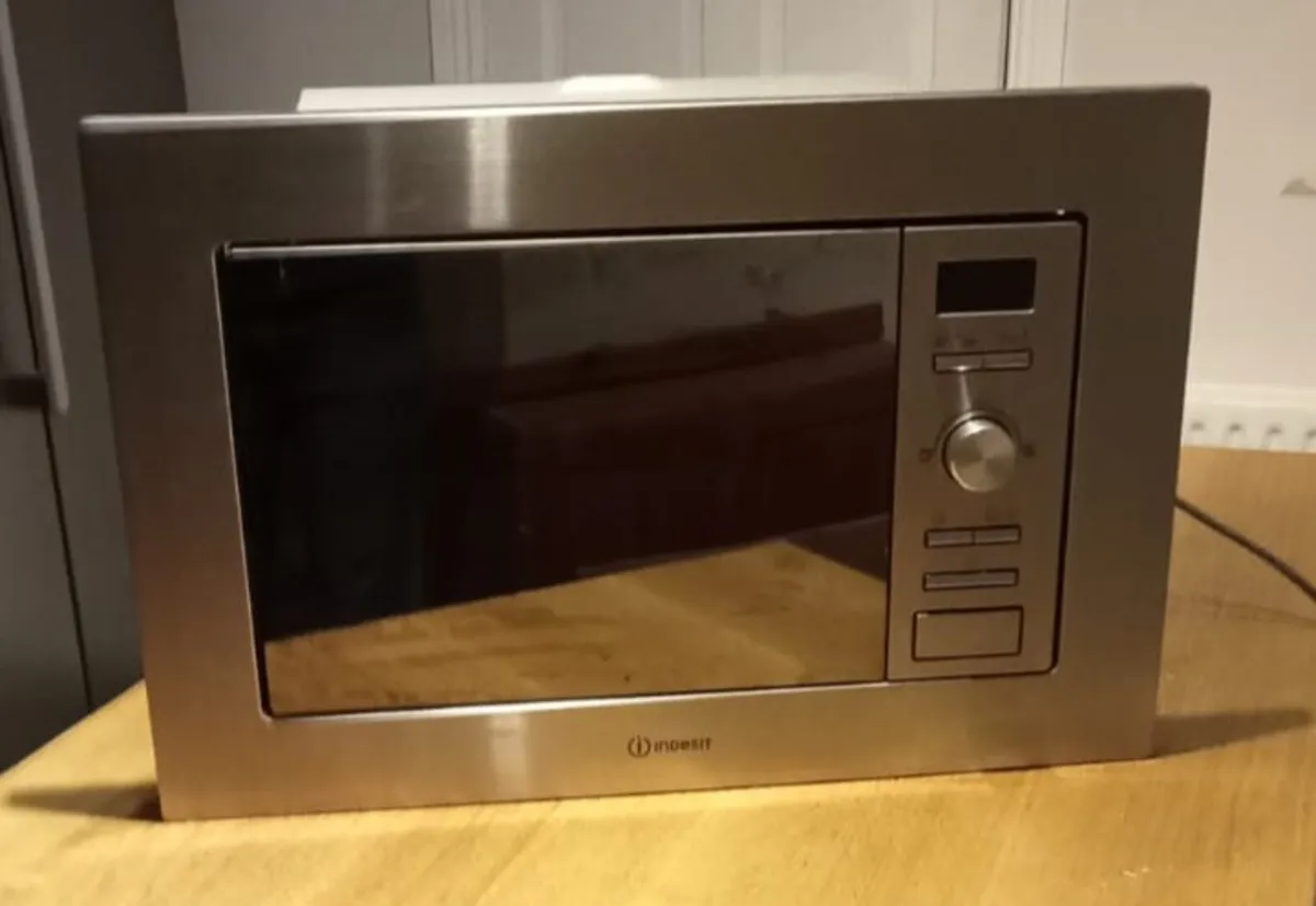 Indesit integrated microwave with grill - Image 2