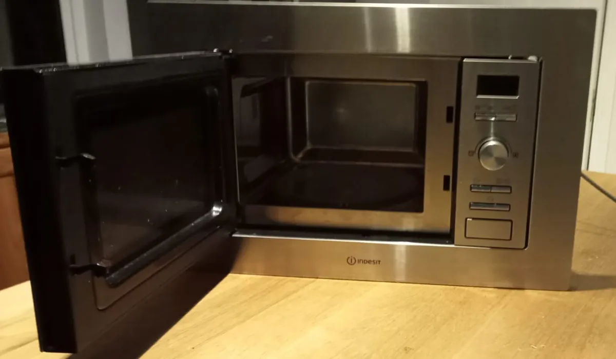 Indesit integrated microwave with grill - Image 3