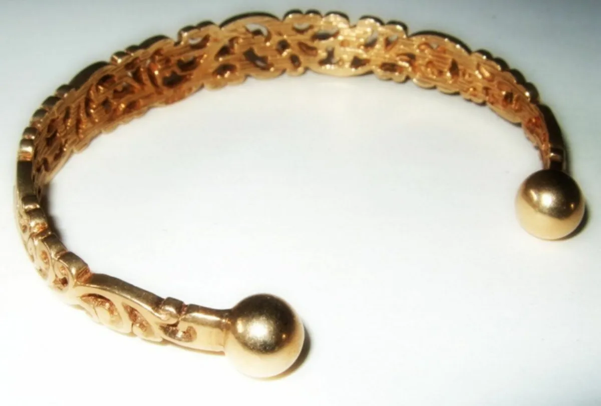 Vintage 9ct Gold Filigree Openwork Torque Bangle - Image 2