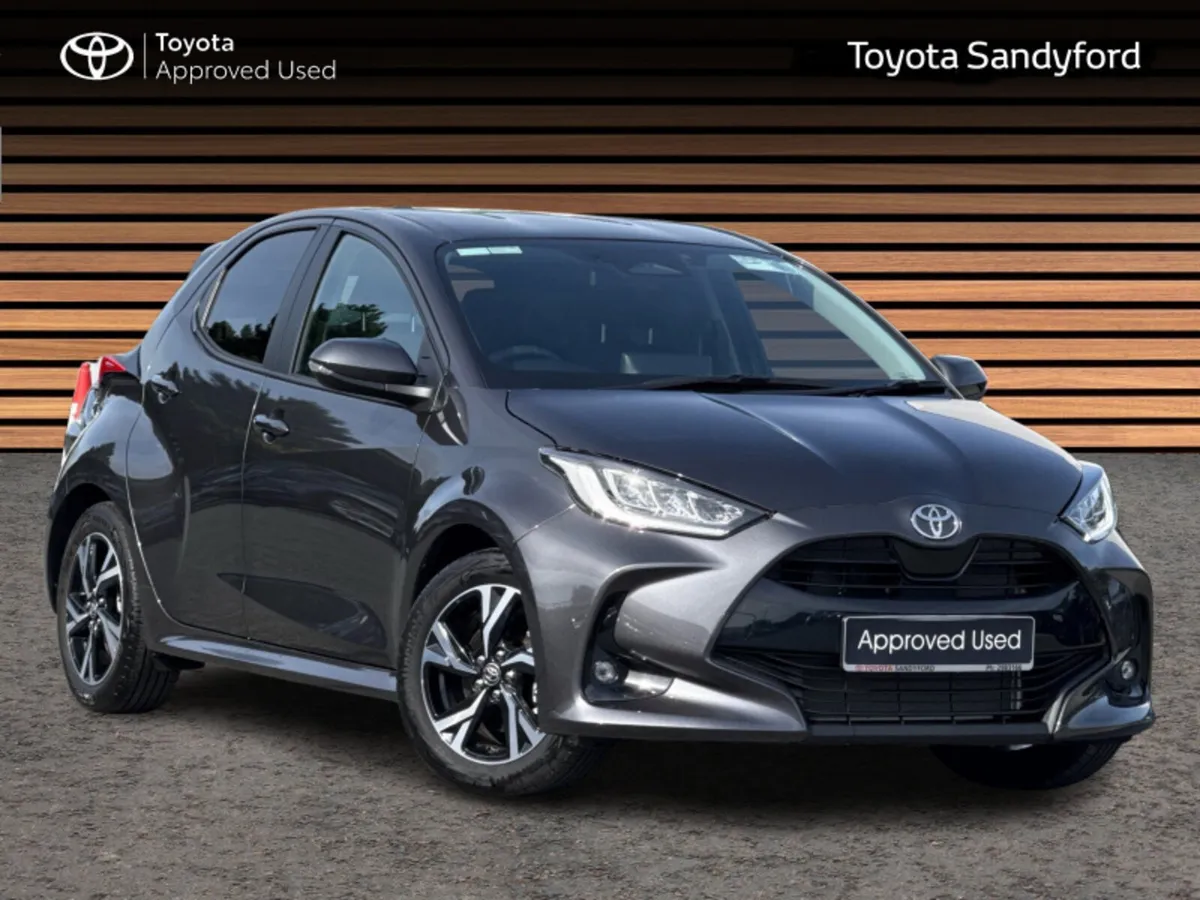 Toyota Yaris VERY LOW MILEAGE HYBRID LUNA SPORT // - Image 1