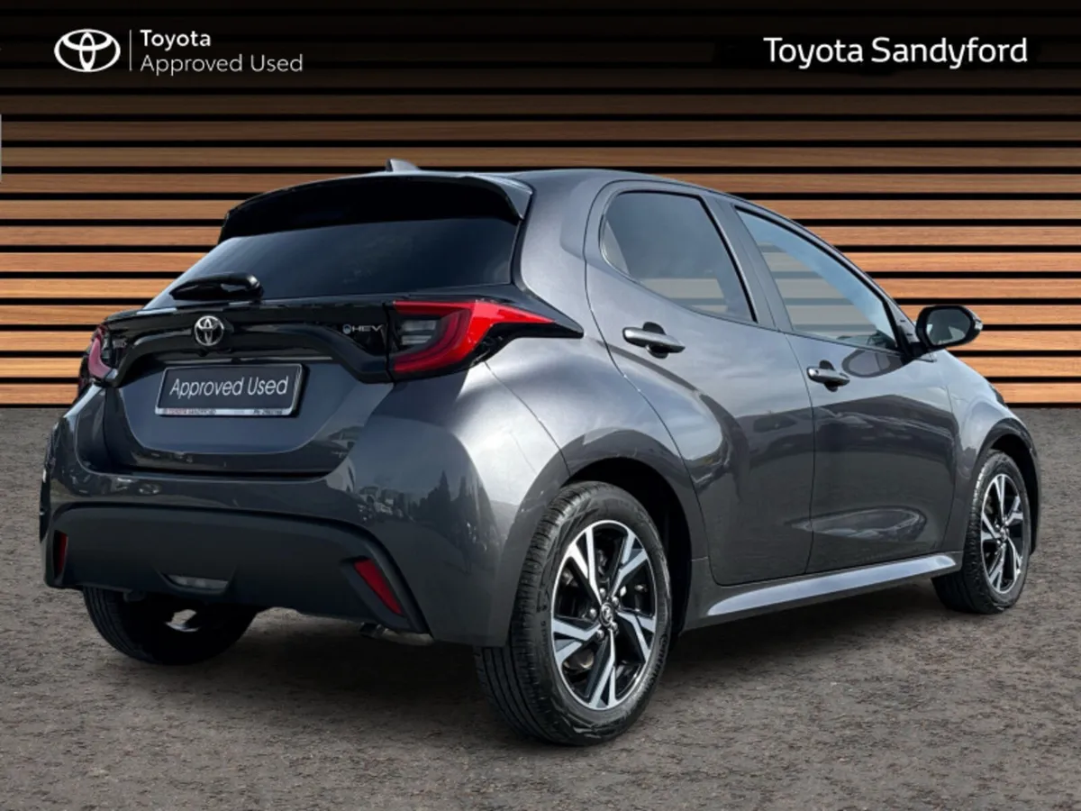 Toyota Yaris VERY LOW MILEAGE HYBRID LUNA SPORT // - Image 2