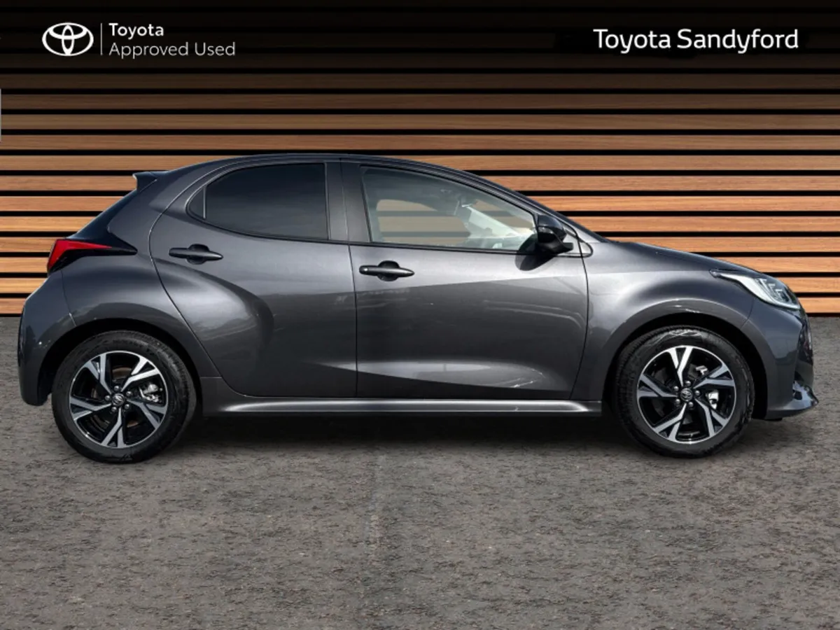 Toyota Yaris VERY LOW MILEAGE HYBRID LUNA SPORT // - Image 3