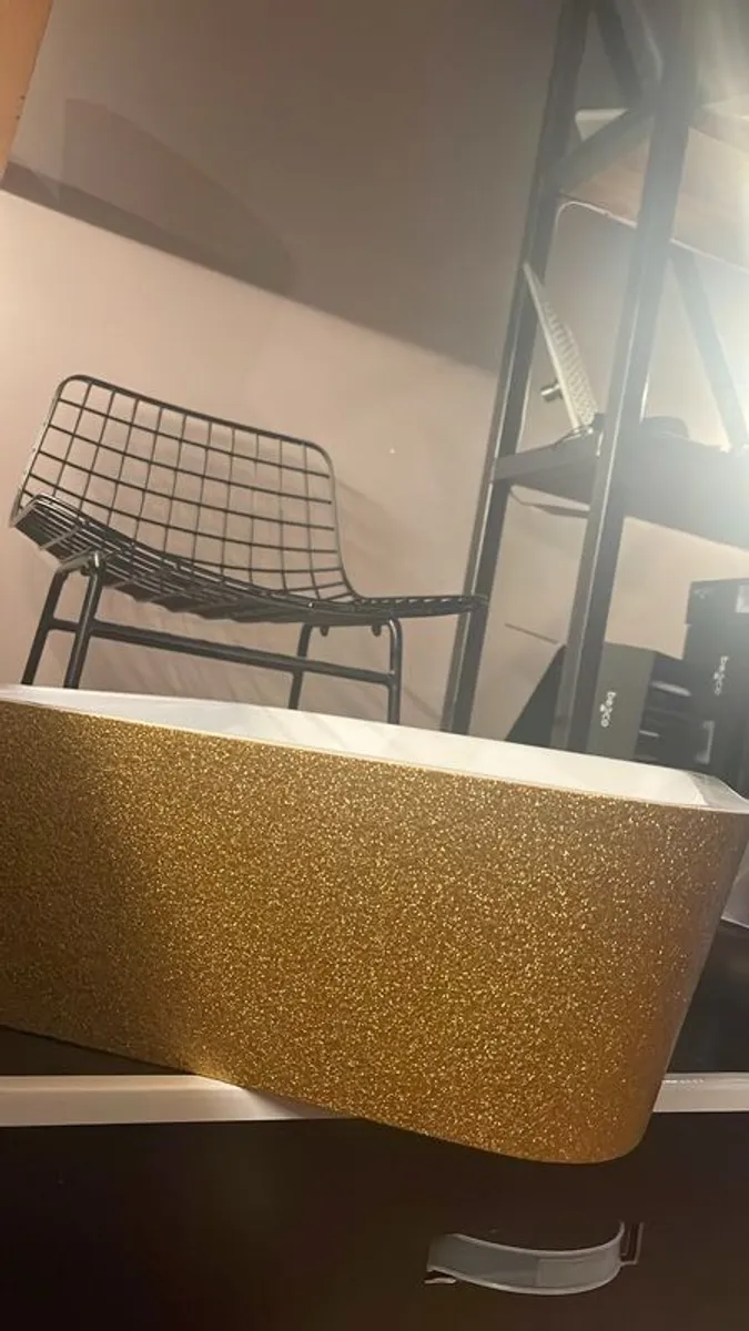 Gold countertop washbasin - Image 1