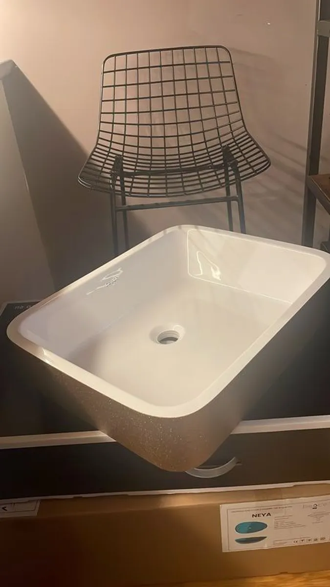 Gold countertop washbasin - Image 2