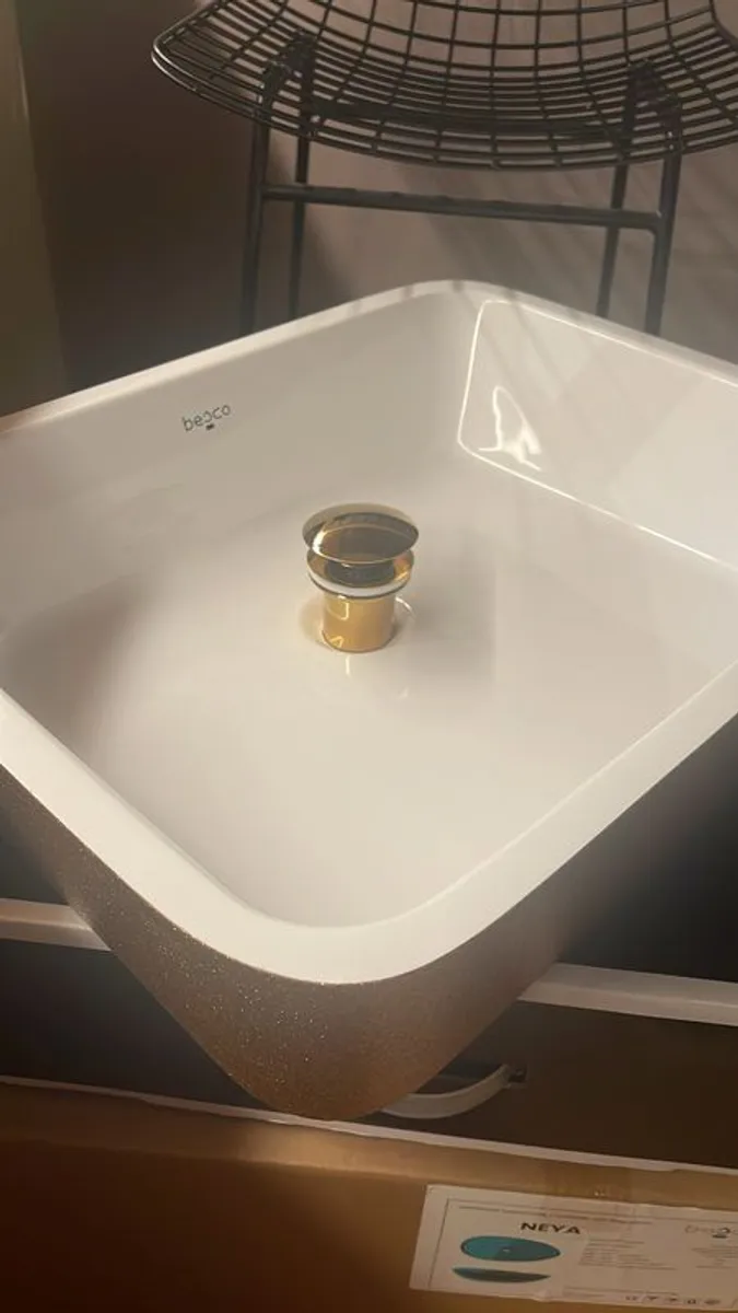 Gold countertop washbasin - Image 3