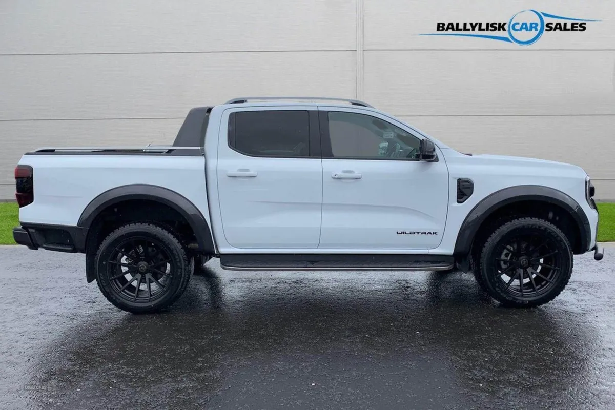 Ford Ranger 2.0 TDI 205PS Wildtrak Auto 4WD in Wh - Image 3