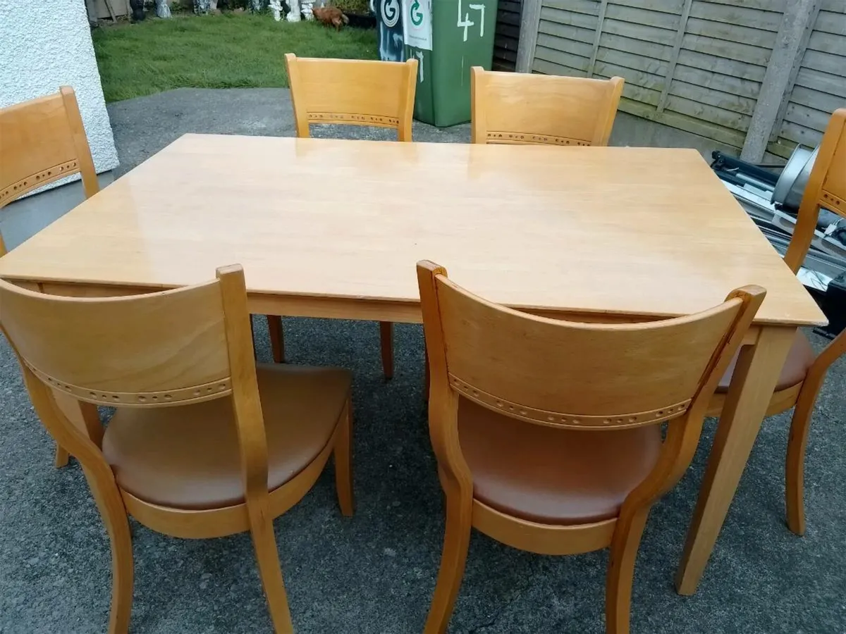 Table and chairs - Image 1