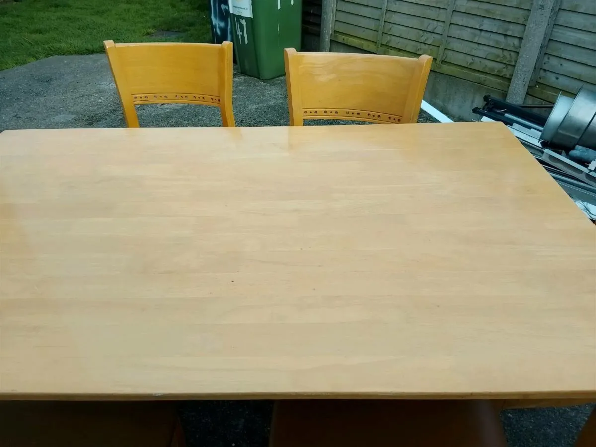 Table and chairs - Image 2