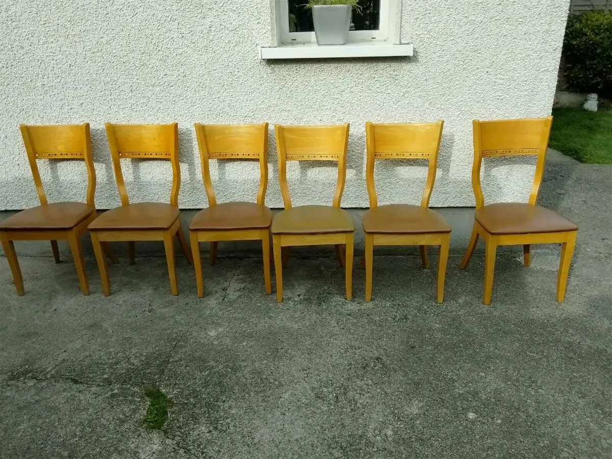 Table and chairs - Image 3