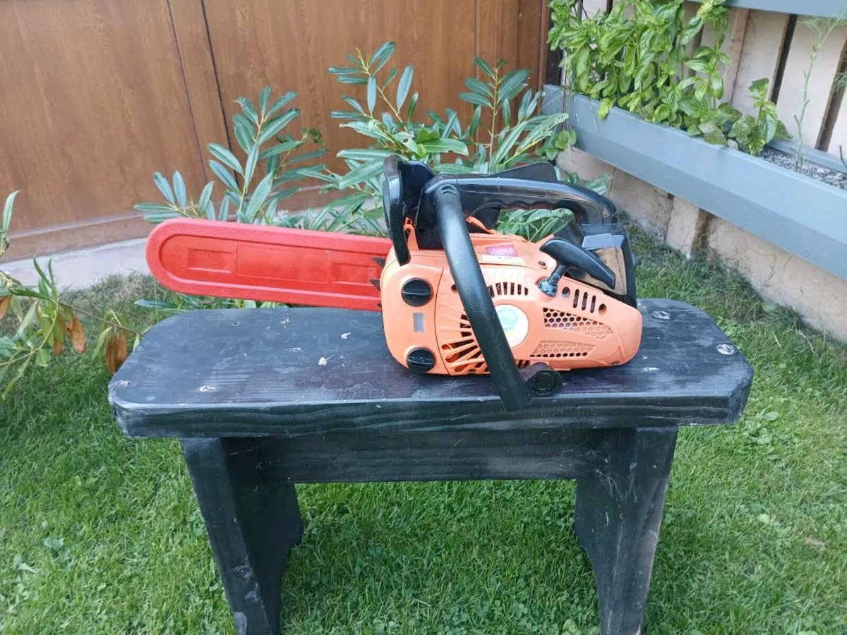 Top handle chainsaw in excellent condition - Image 1