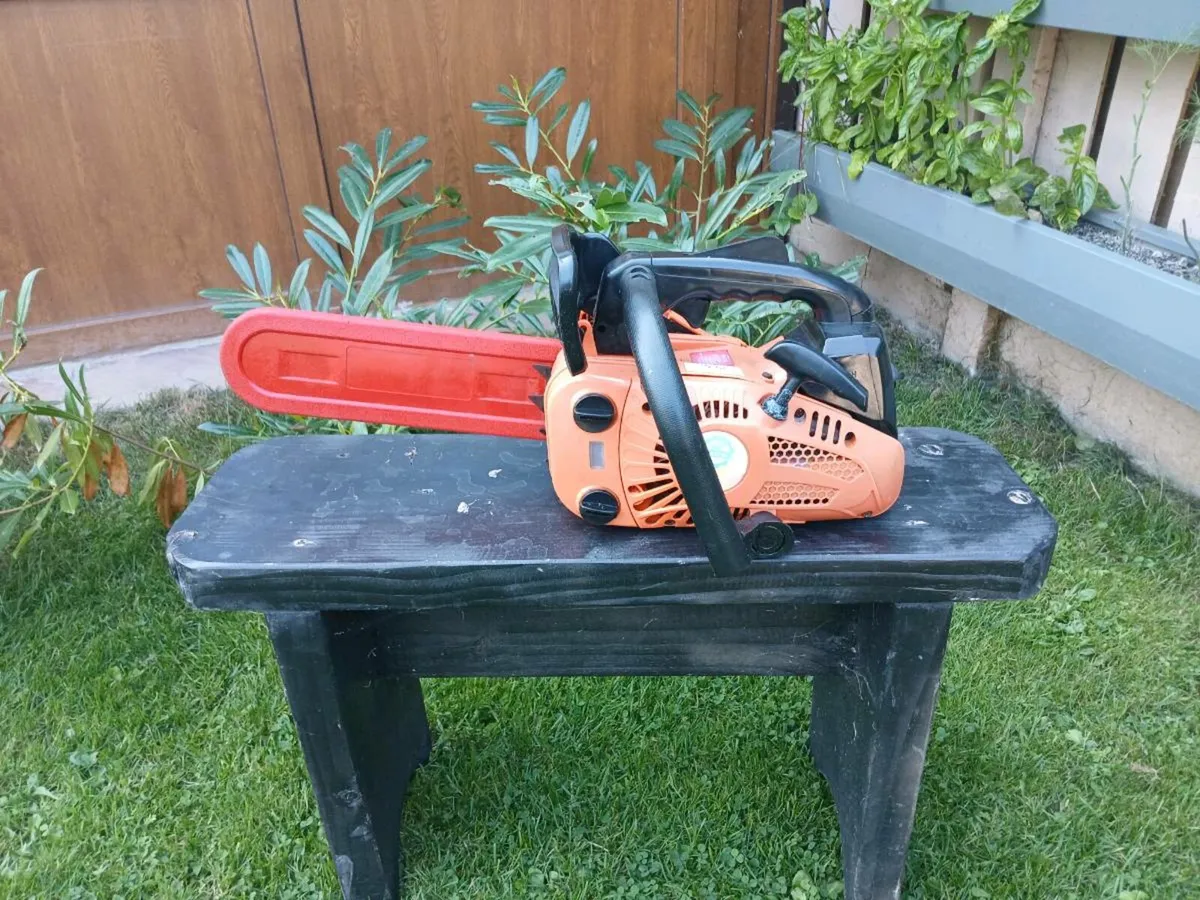 Top handle chainsaw in excellent condition - Image 2