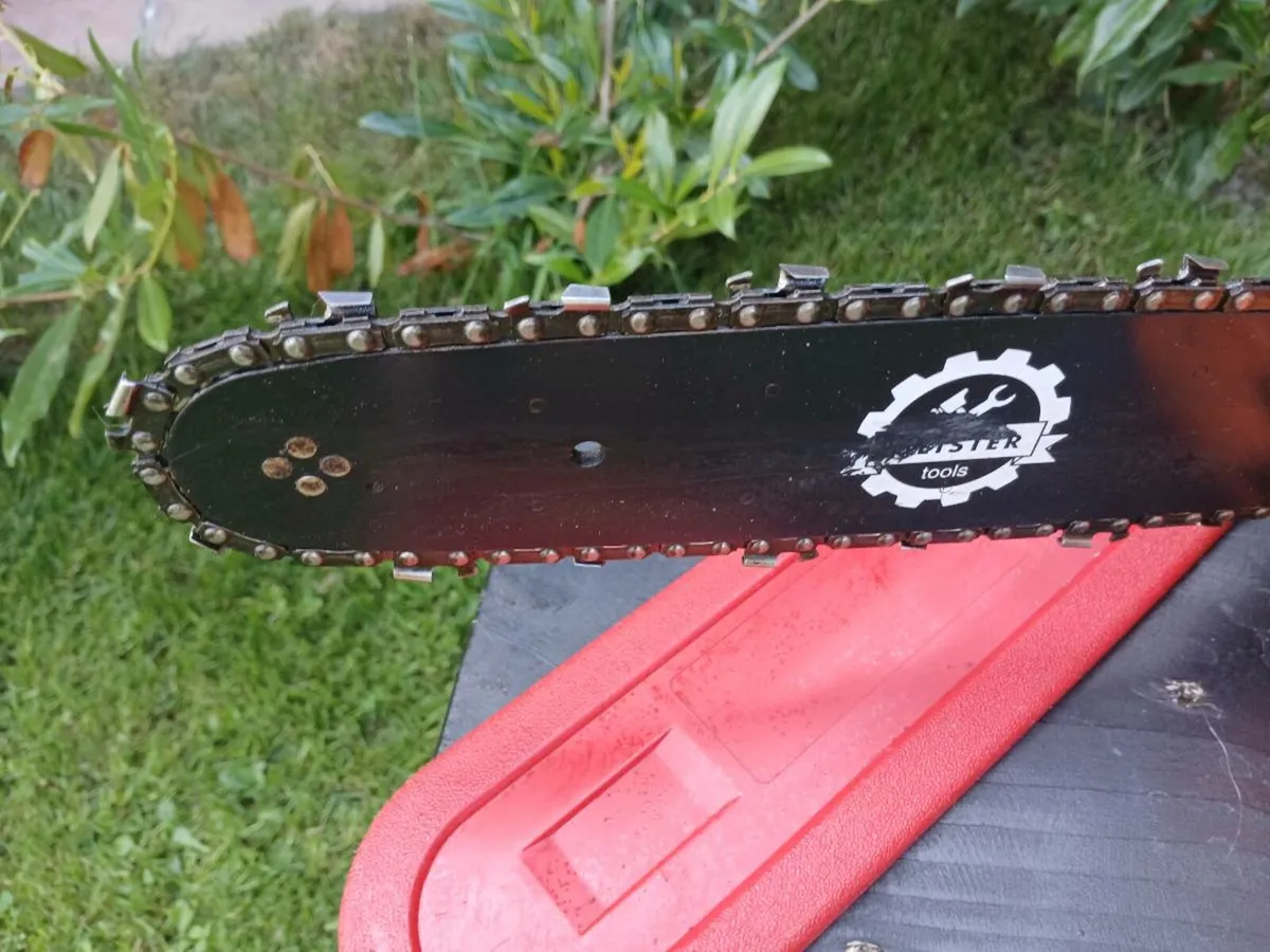 Top handle chainsaw in excellent condition - Image 3