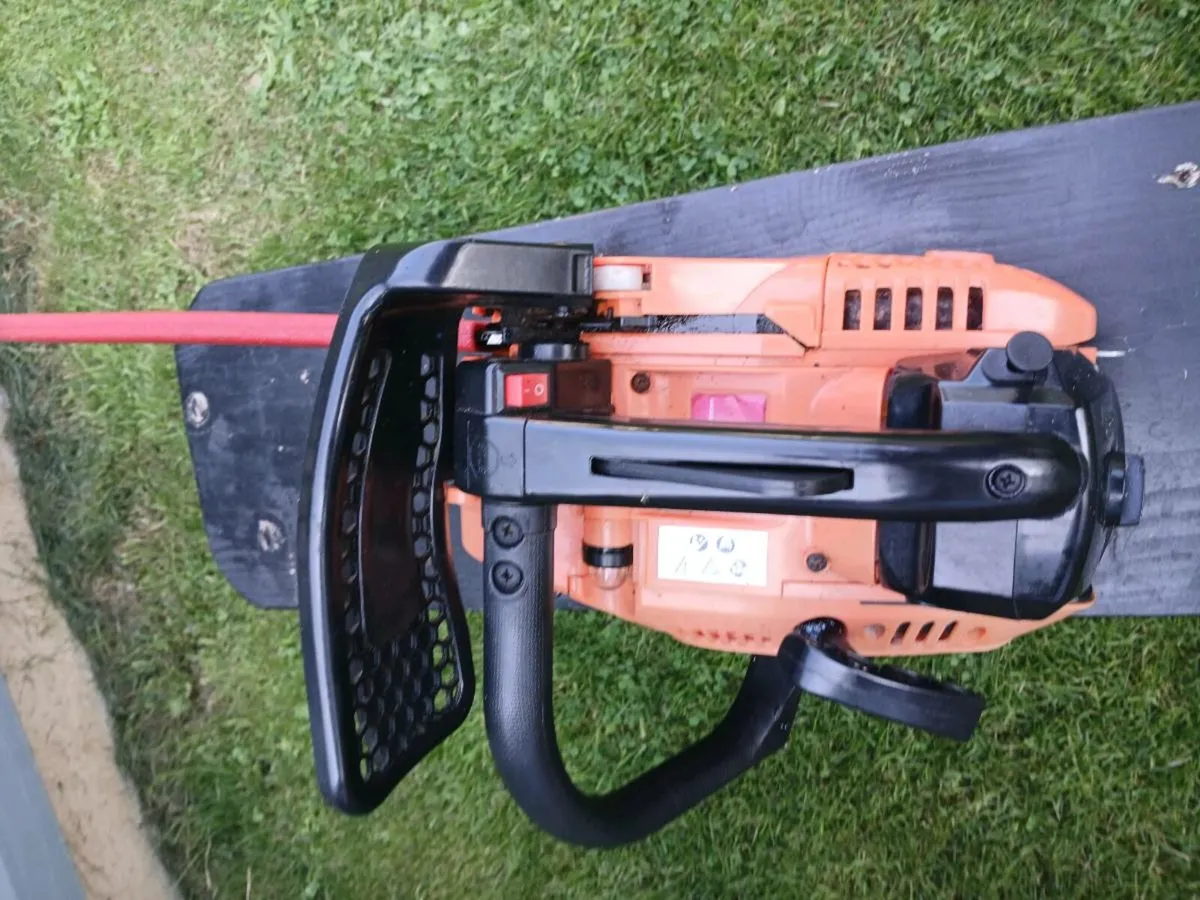 Top handle chainsaw in excellent condition - Image 4
