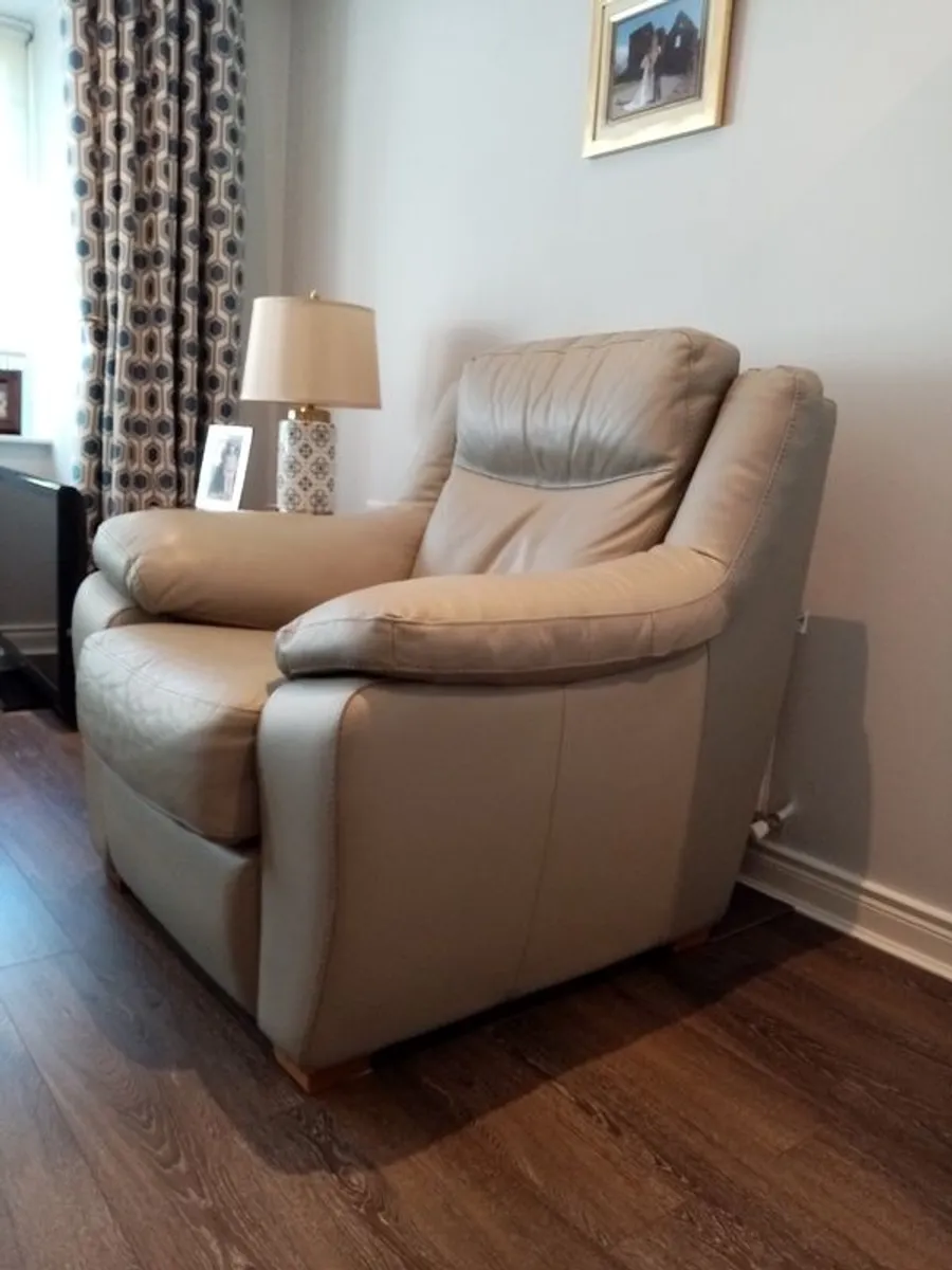 Electric recliner Armchair reduced price - Image 3