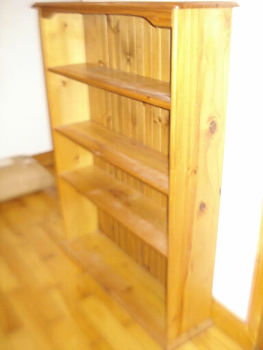 SOLID PINE LARGE BOOKCASE. - Image 1