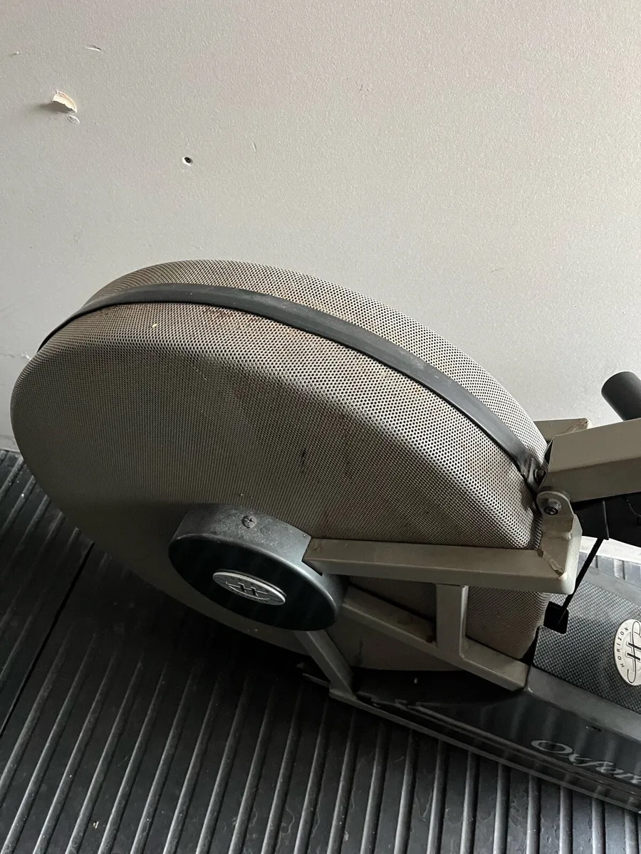 Horizon commercial rowing machine - Image 2
