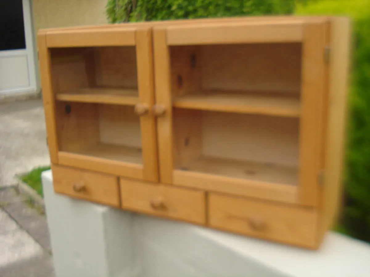 SMALL FINE PINE WOODEN CABINET. - Image 1