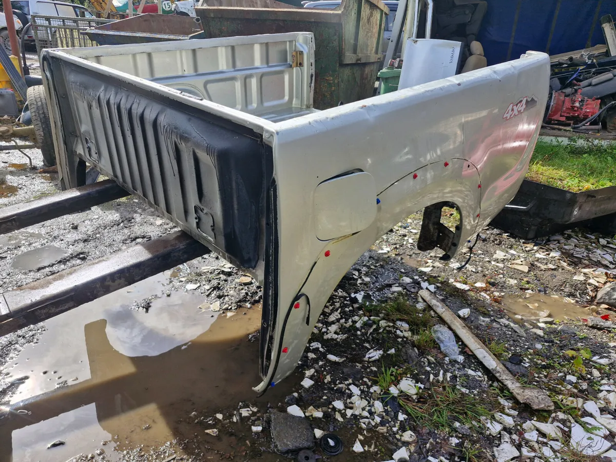 Toyota hilux tub 05 to 16 - Image 1