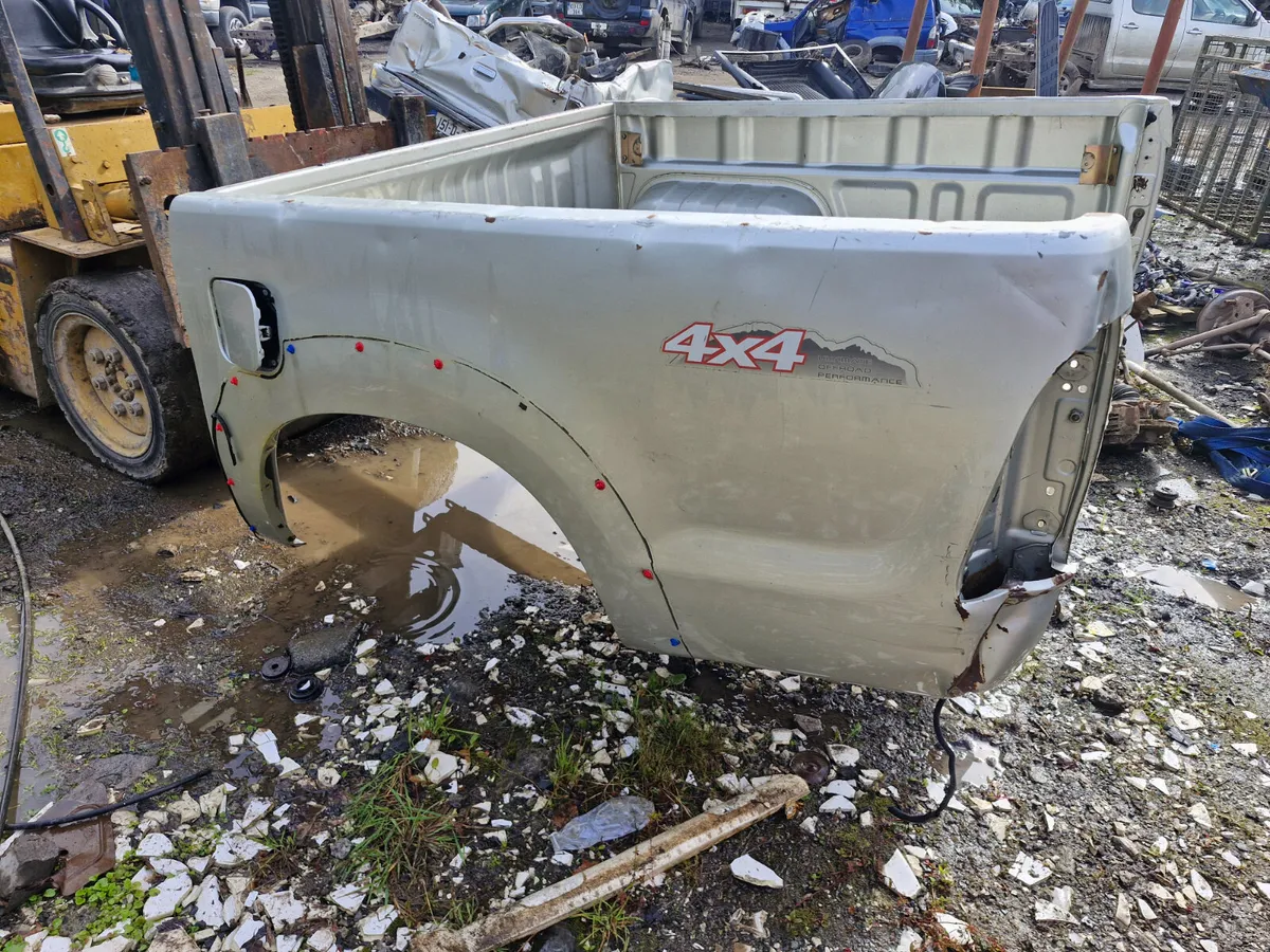 Toyota hilux tub 05 to 16 - Image 4