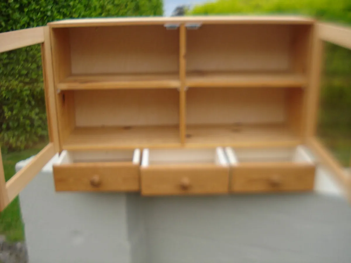 SMALL FINE PINE WOODEN CABINET. - Image 3