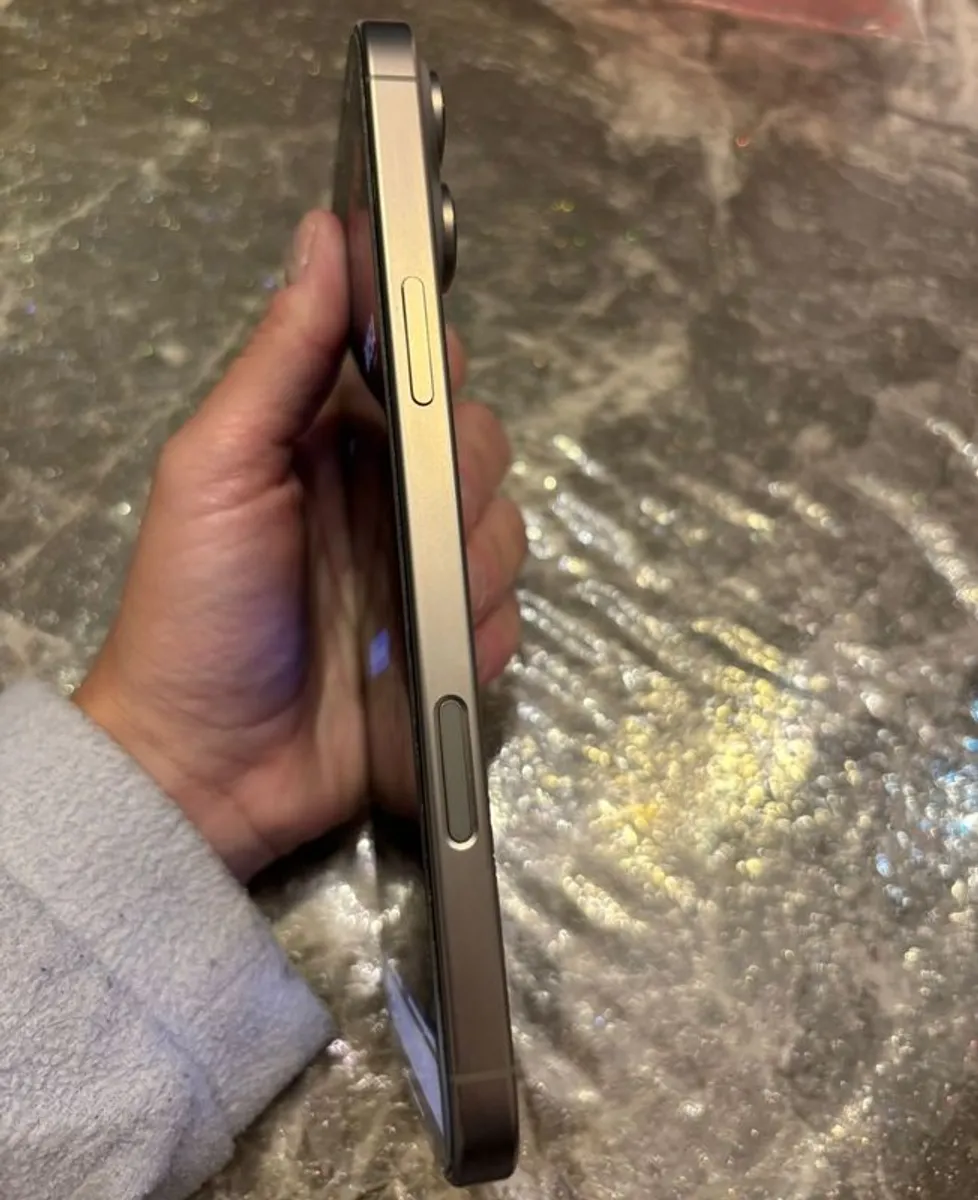 Iphone - Image 1