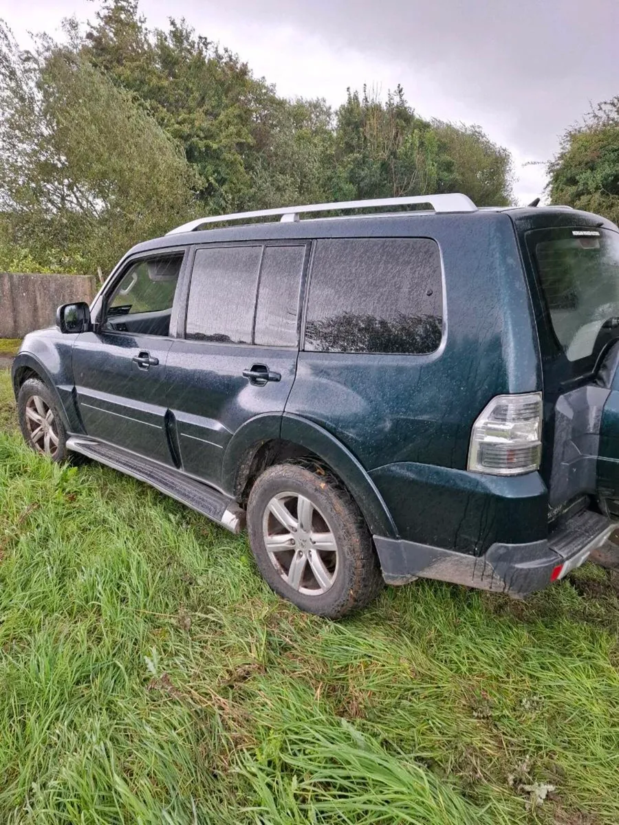 Mitsubishi Pajero Jeep - Image 3