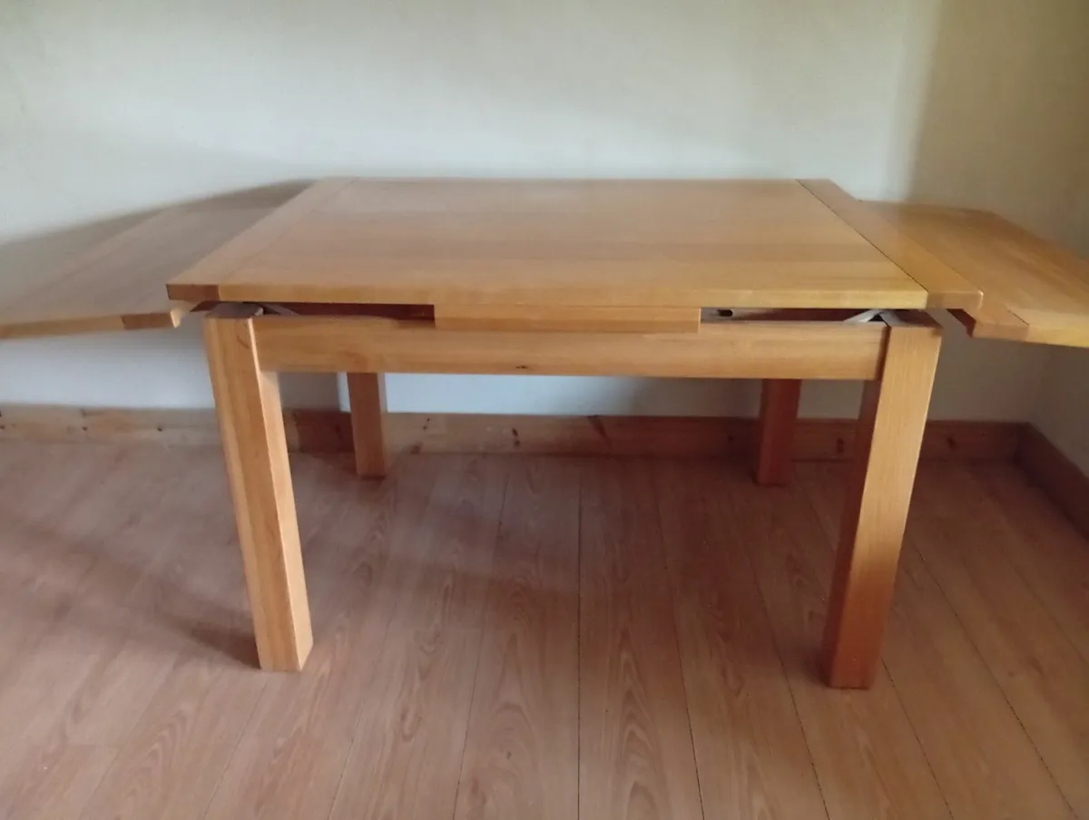 Oak extendable quality kitchen/dining table - Image 4