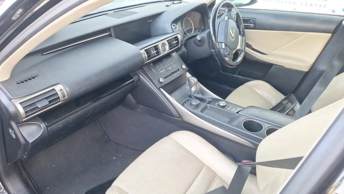 2015 LEXUS IS300H - Image 2