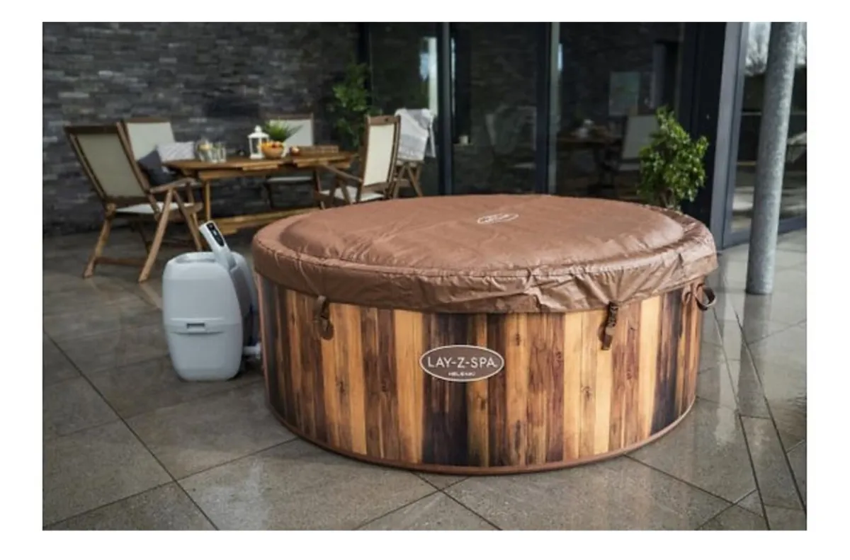 Lay z Spa Helsinki 6 person hot tub with wifi - Image 2
