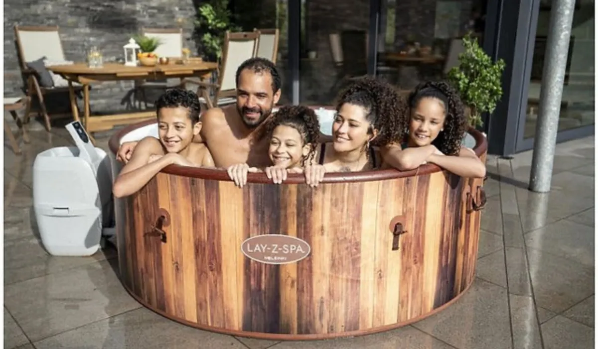 Lay z Spa Helsinki 6 person hot tub with wifi - Image 3