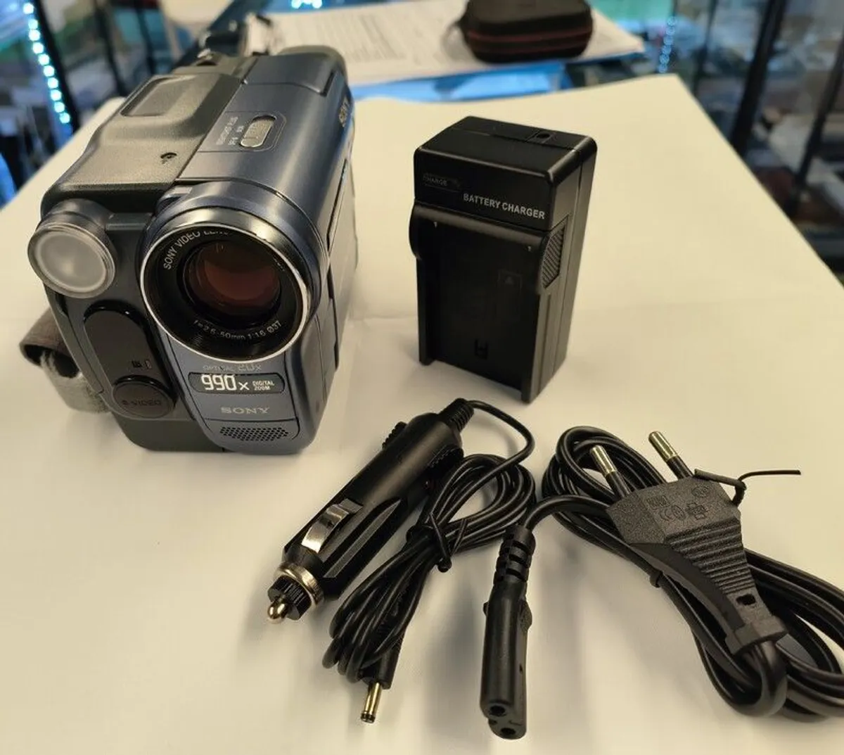 Sony CCD-TRV228E Hi8 Tape Digital Video Camera HANDYCAM/ Used - Image 2